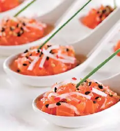 Cuillères apéritives de tartare de saumon au sésame noir et radis croquant.