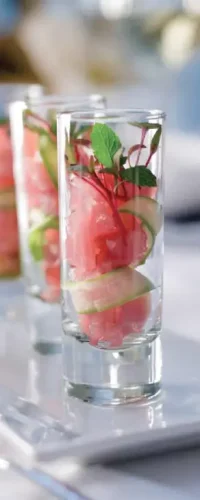 Verrine de tartare de poisson frais aux légumes croquants et herbes aromatiques